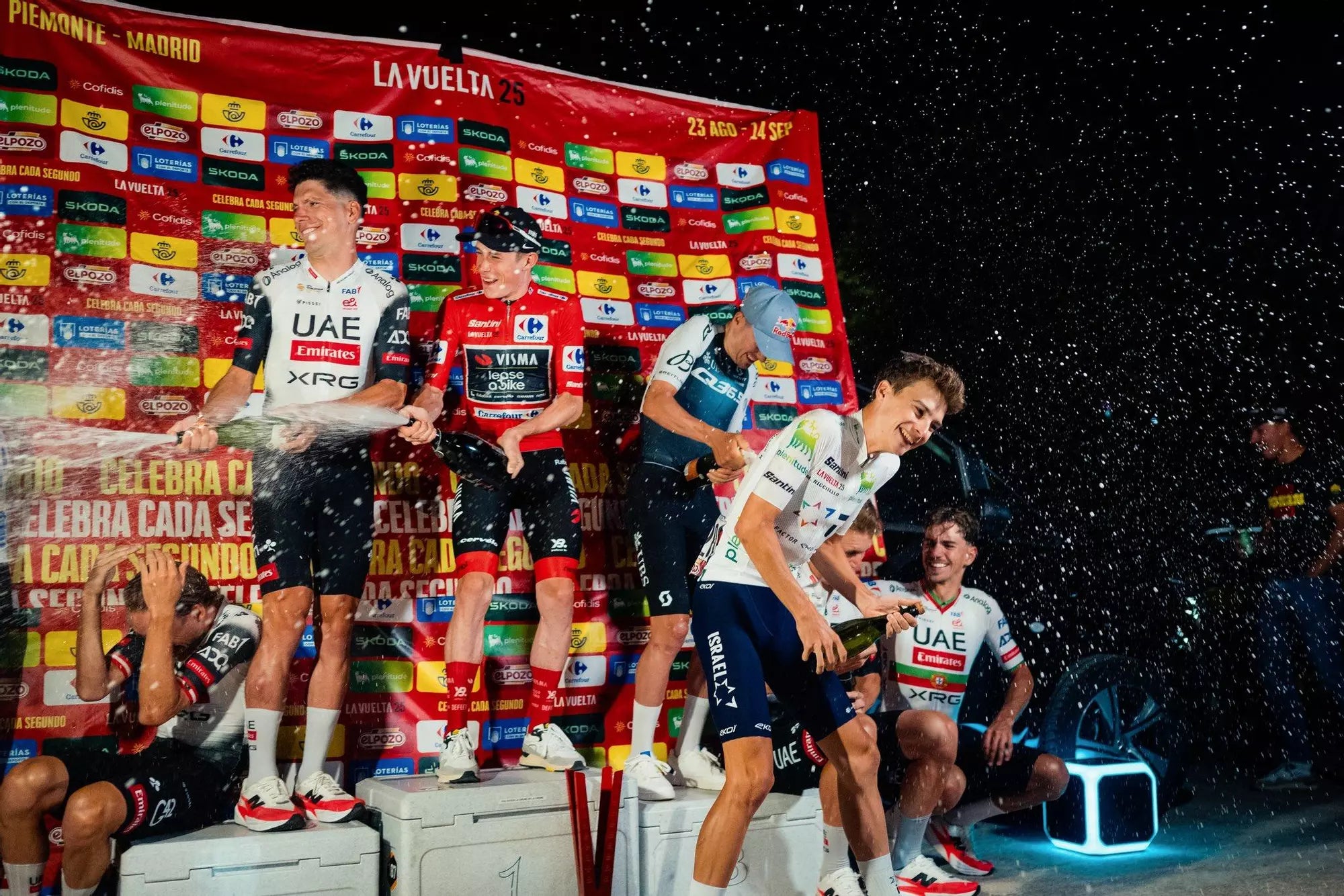 Un podio improvisado con neveras portátiles en La Vuelta