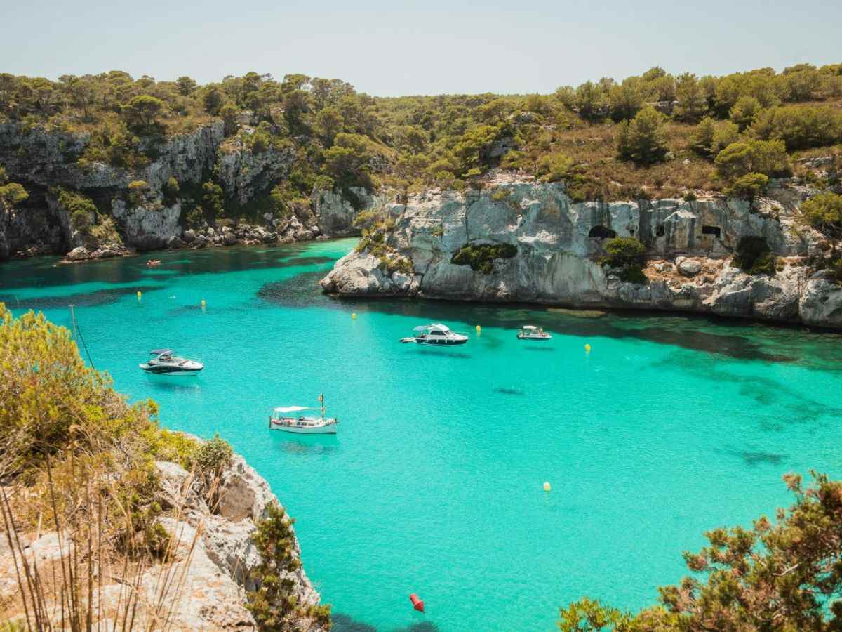 5 rutas en barco en Menorca con amigos