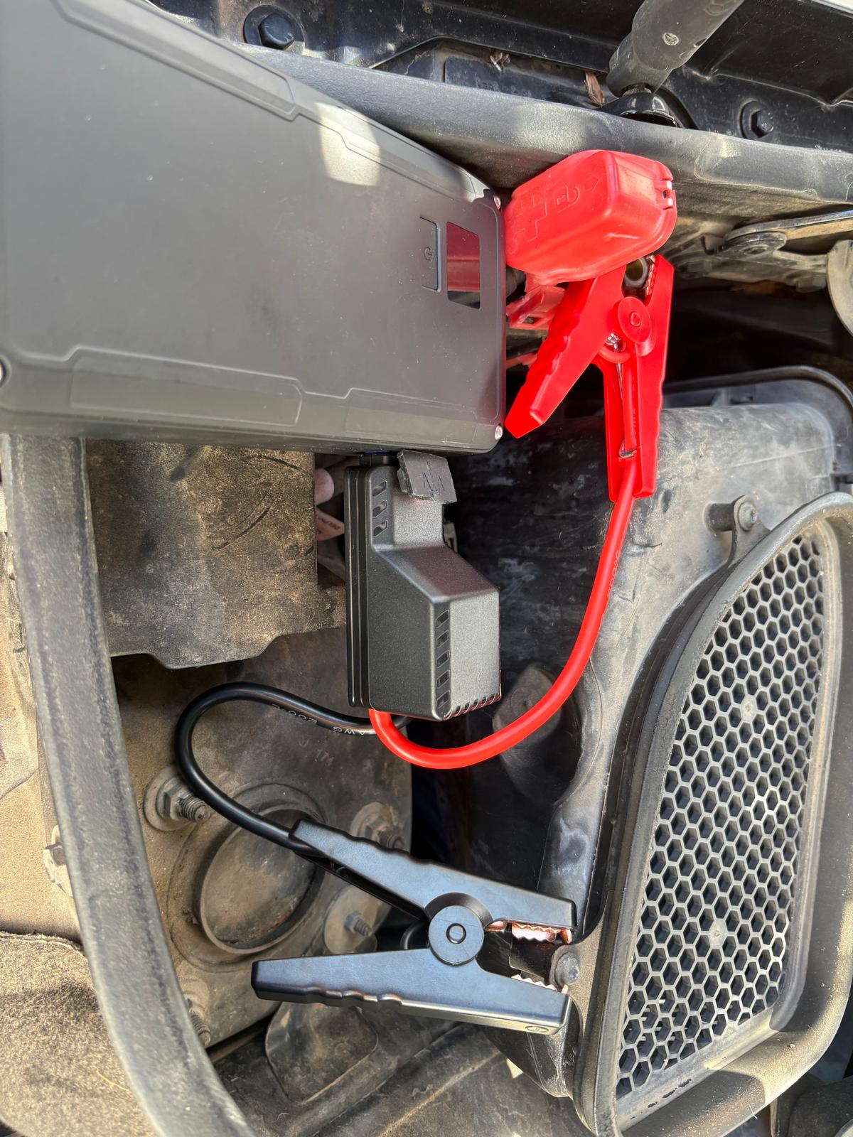 Jump Starter Arrancador de Baterías Portátil Inuitz - 1200A para Coche, Moto y Camión con Power Bank 100W, Carga Rápida Type-C y Linterna LED