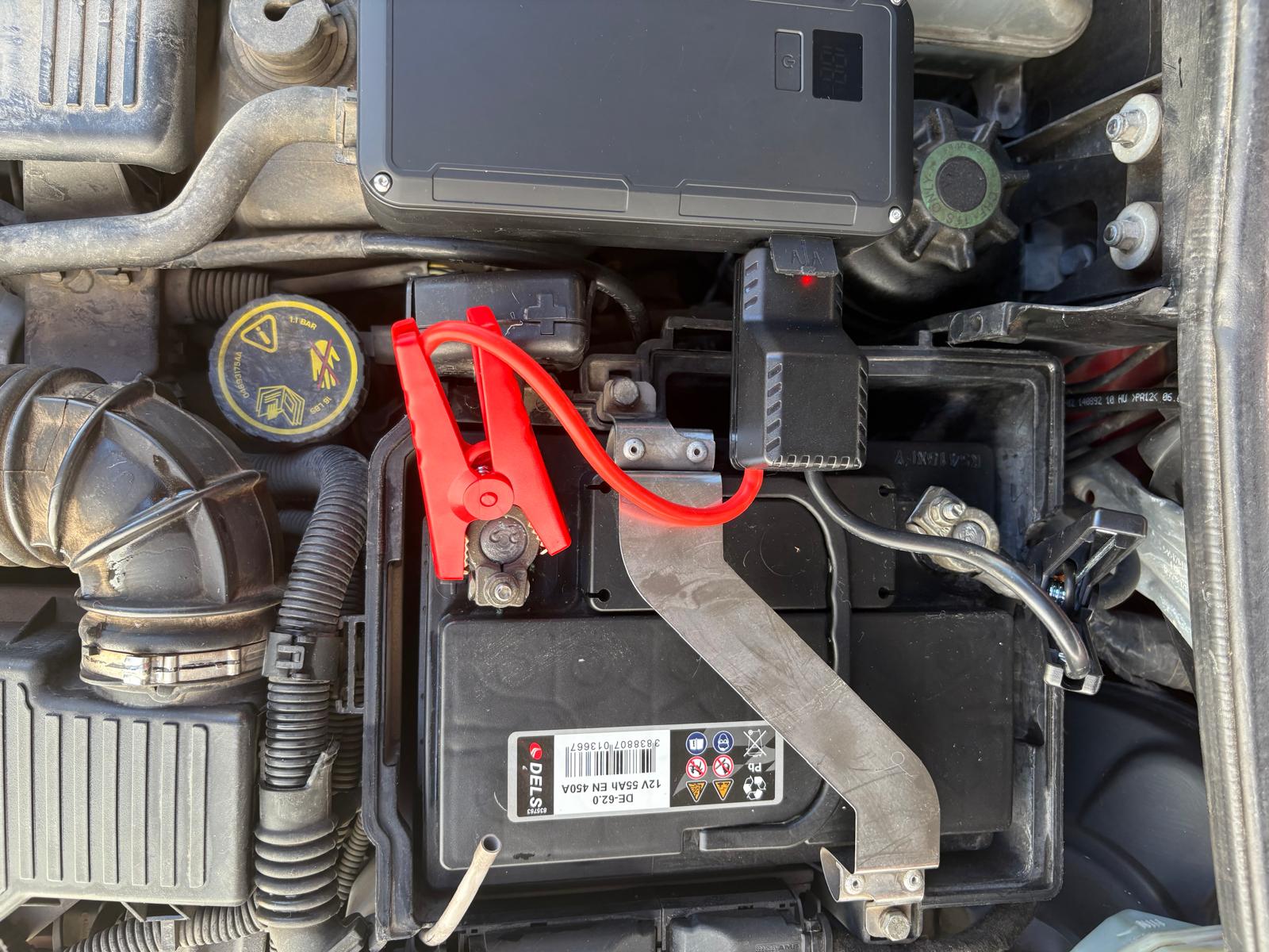 Jump Starter Arrancador de Baterías Portátil Inuitz - 1200A para Coche, Moto y Camión con Power Bank 100W, Carga Rápida Type-C y Linterna LED