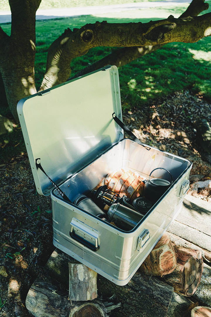 Caja de almacenamiento gris. 30L
