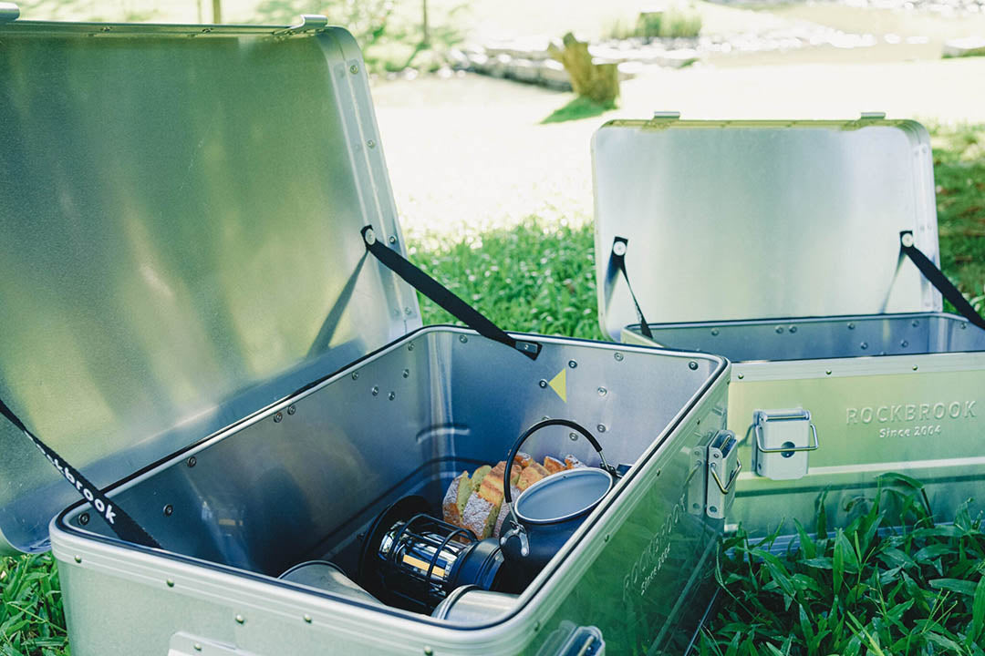 Caja de almacenamiento gris. 50L