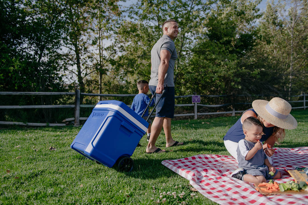 nevera portatil igloo con ruedas 58 litros en uso